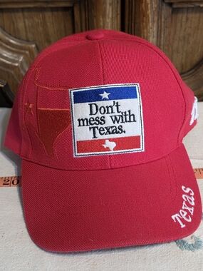 Red vintage 90s Don't Mess With Texas baseball santo cap